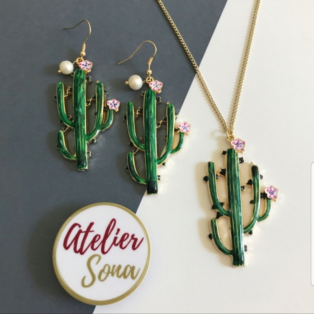🌵TEMPORARY PRICE DROP 🌵 Blooming Cactus Necklace - Picture 2 of 6
